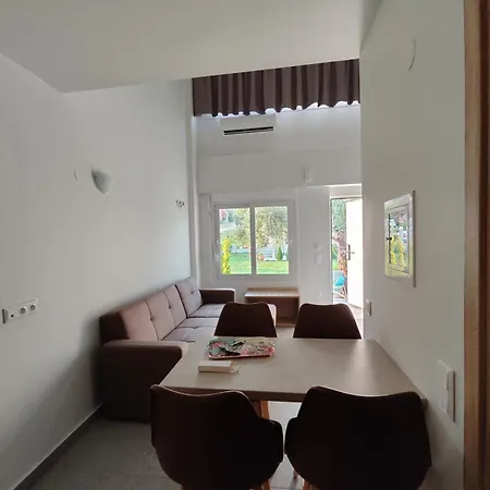 The House Of The Roses Apartment *
