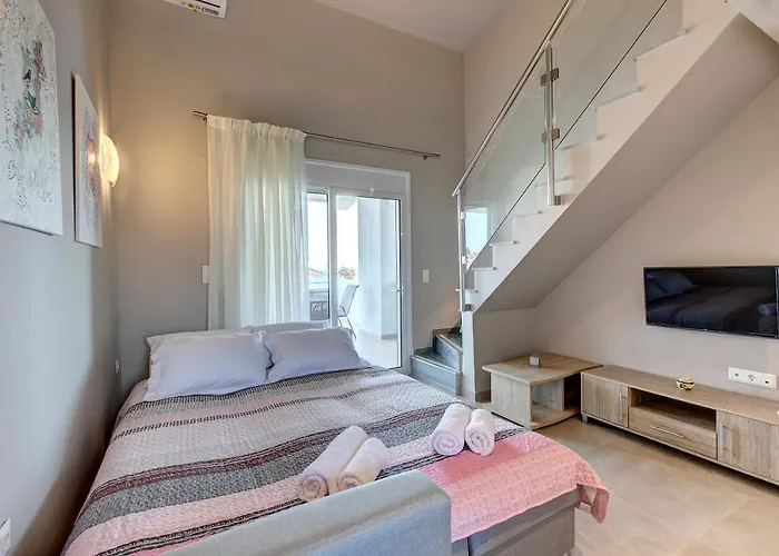 The House Of The Roses غيراكيني